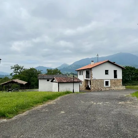 Casa De Aldea La Maestra Arriondas