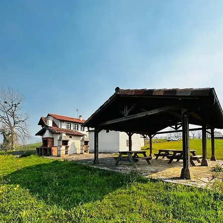 Casa De Aldea La Maestra Daire Arriondas