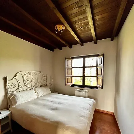 Casa De Aldea Y La Maestra Арриондас