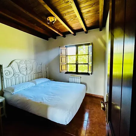 Casa De Aldea La Maestra Daire Arriondas