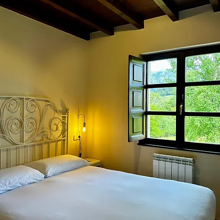 Casa De Aldea Y La Maestra