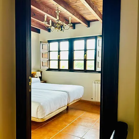 Casa De Aldea Y La Maestra