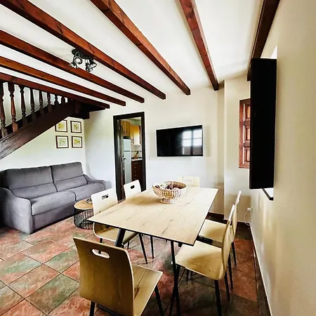 Casa De Aldea Y La Maestra *