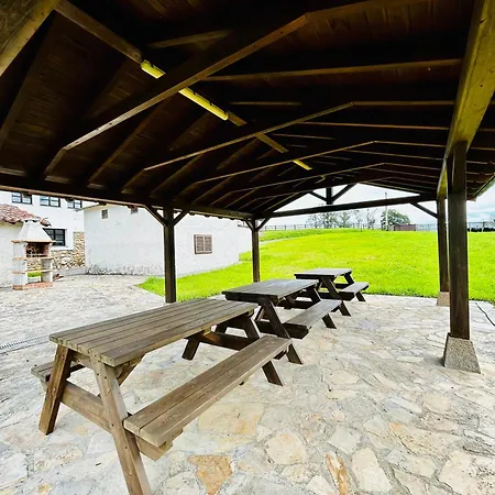 Casa De Aldea La Maestra Appartement Arriondas