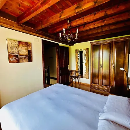 Casa De Aldea Y La Maestra *